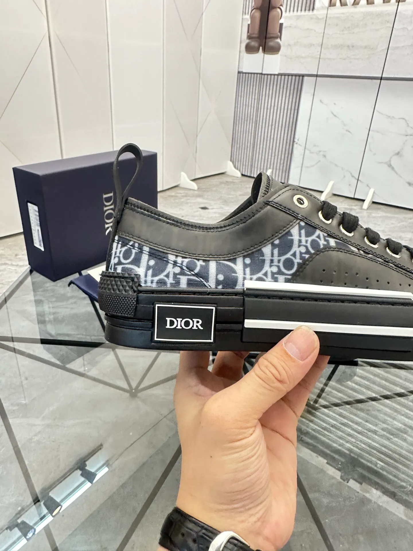 Selling men's shoes 💰: 💰P400¥ Product trademark: Dio* "Dior*" low-top casual shoes Regular size: 36-45 (can be customized to 46) Couple style B23 Product materials: Upper imported original fabric, breathable lining, original outsole. No.: 007